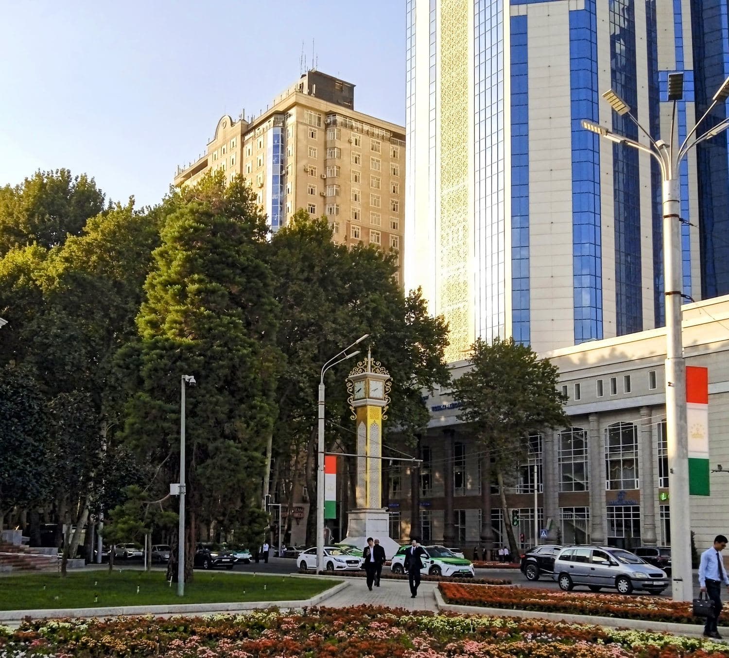 Современные высотные здания в центре Душанбе